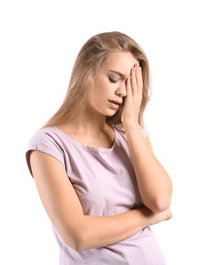 Genç kadın beyaz arka plan üzerinde baş ağrısı muzdarip