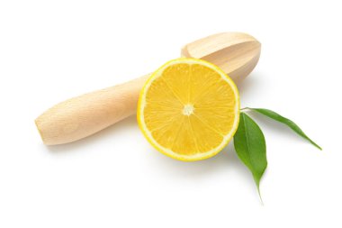 Beyaz arka plan üzerinde kesip limon ahşap meyve sıkacağı ile