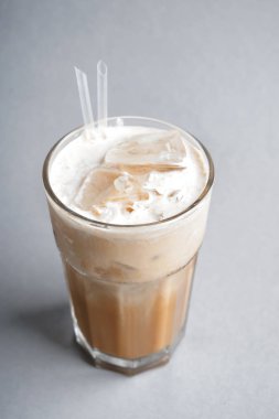 Cam açık renkli sütü ve buz küpleri ile soğuk kahve