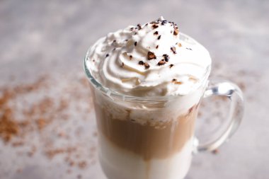 Soğuk kahve gri masada krem şanti ile kaplı cam