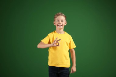 Sevimli çocuk t-shirt Ok jest gösterilen renk arka plan üzerinde