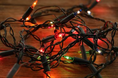 Ahşap masa, closeup parlak Noel ışıkları