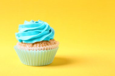 Renkli arkaplanda lezzetli bir kek