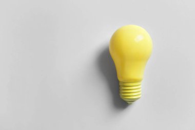 Beyaz zemin üzerine boyalı ampul