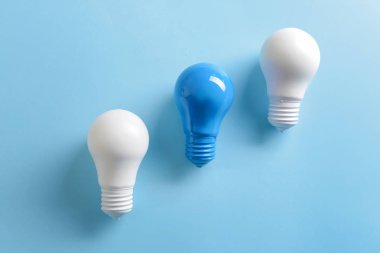 Renk arka plan üzerinde boyalı Işık Ampüller