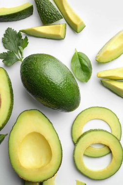 Beyaz arka plan üzerinde kesme avokado ile kompozisyon