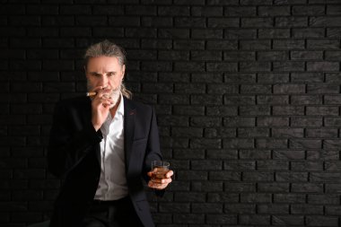 Komuta sizde içme viski ve sigara puro karanlık duvara yakın