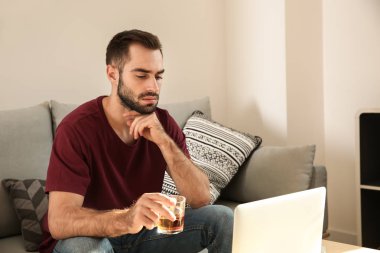 Genç adam evde viski içme