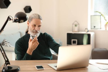 Komuta sizde dizüstü evde çalışırken viski içme