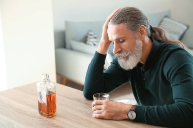 Depresif üst düzey adam evde viski içme