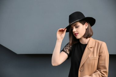 Gri duvar açık havada yakınındaki güzel moda kadın