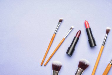 Farklı fırçalar ve renk arka plan üzerinde ruj