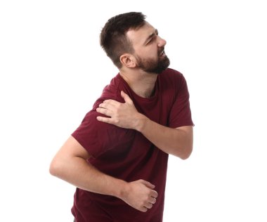 Beyaz arka plan üzerinde omuz ağrısı muzdarip adam
