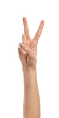 Beyaz arka planda zafer jesti gösteren bir kadın el.