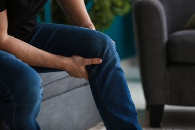 Adam evde bacak ağrısı acı