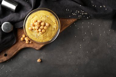 Gri masada lezzetli humus ile cam kase