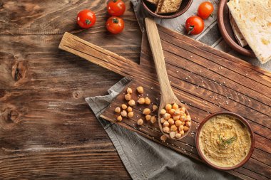 Ahşap masa üzerinde lezzetli humus ile kompozisyon