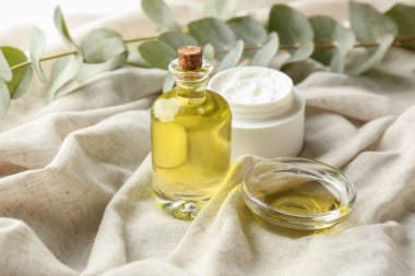 Okaliptüs ile kozmetik üzerine hafif kumaş ayıklamak