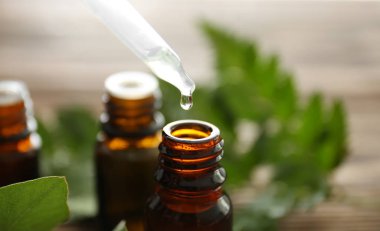 Okaliptüs esans pipet şişe içine, closeup damlayan