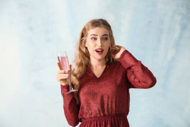 Şampanya ışık arka plan üzerinde olan güzel kadın