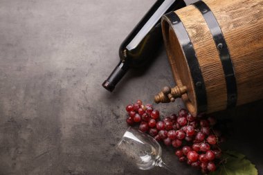 Gri zemin üzerine lezzetli şarap ile kompozisyon