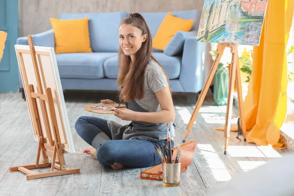 Female Artist Painting Picture Workshop — Stock Photo, Image