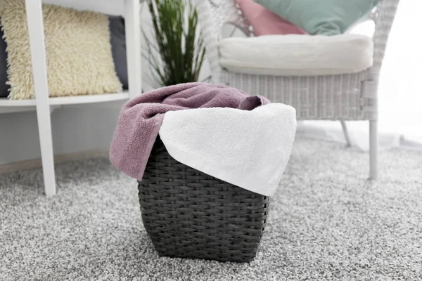 Laundry Basket Dirty Towels Floor Room — Stock Photo, Image