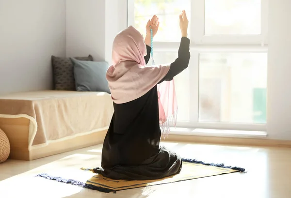 Jeune Femme Musulmane Priant Maison — Photo