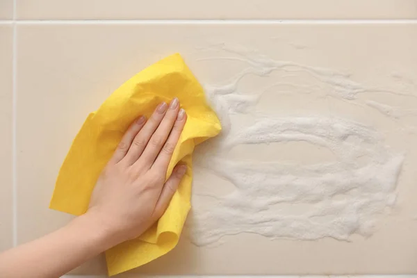 Woman Cleaning Wall Bathroom — Stock Photo, Image