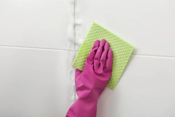 Woman Cleaning Wall Bathroom — Stock Photo, Image