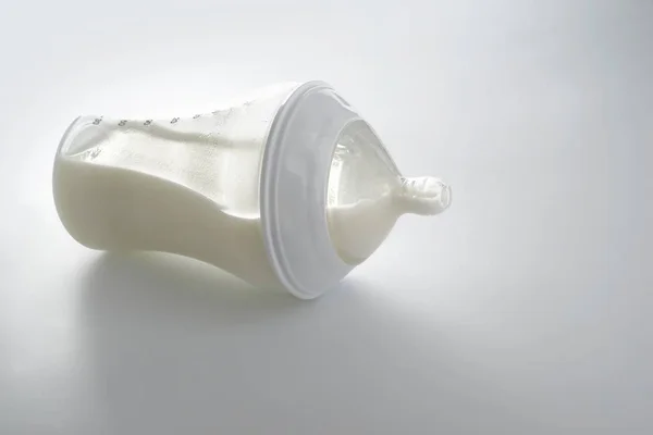Годування Пляшки Молоком Білому Тлі — стокове фото