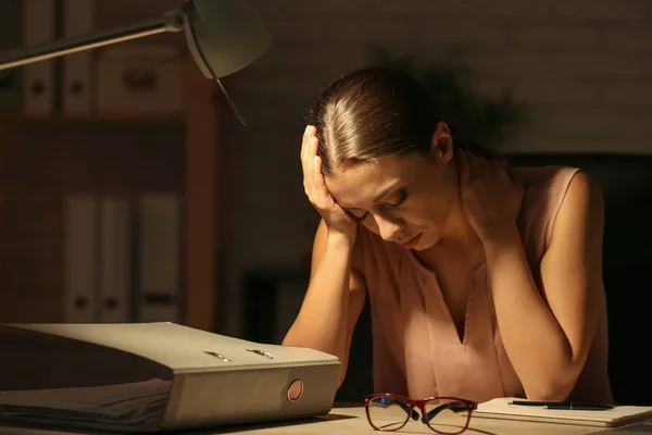 Vrouw Hoofdpijn Lijden Terwijl Werkt Thuis Laat Avond — Stockfoto