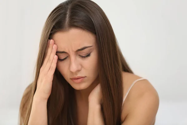 Frau Leidet Unter Kopfschmerzen Schlafzimmer — Stockfoto