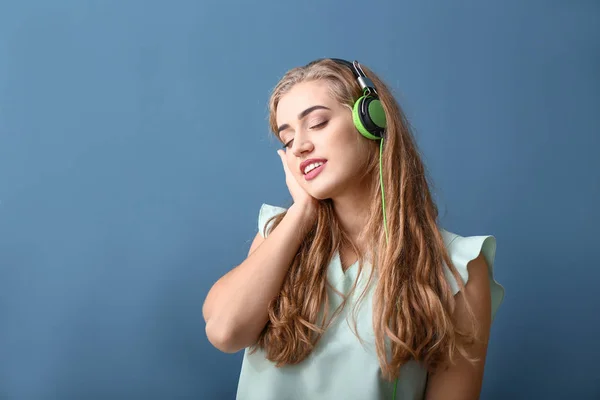 Beautiful Young Woman Listening Music Color Background — Stock Photo, Image