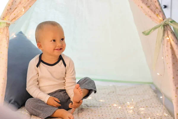 Ładny Mały Chłopiec Play Namiot — Zdjęcie stockowe
