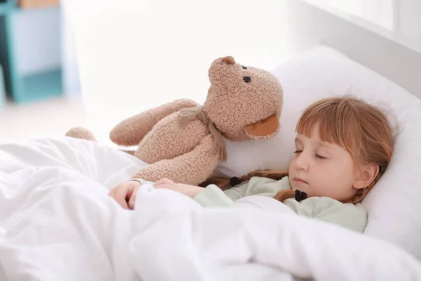 Cute Little Girl Toy Bear Sleeping Bed — Stock Photo, Image