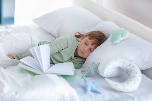 Carino Bambina Dormire Letto — Foto Stock