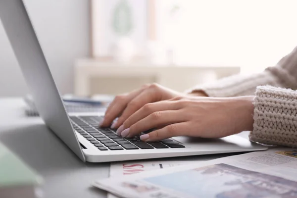 Woman Using Laptop Light Table Closeup — Stock Photo, Image