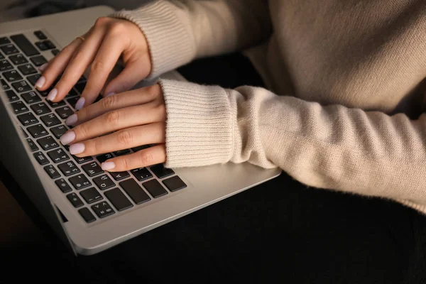 Femeia Care Folosește Laptop Acasă Closeup — Fotografie, imagine de stoc