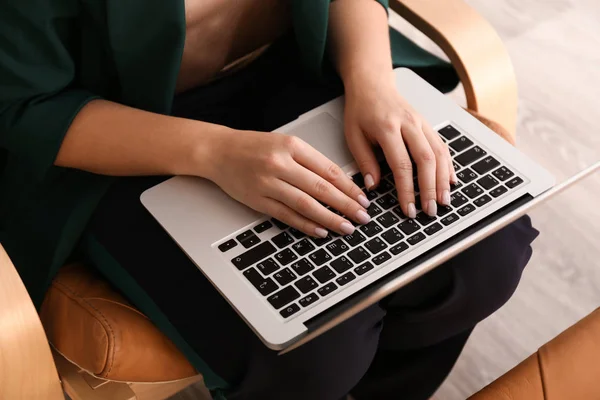 Donna Con Laptop Seduta Poltrona — Foto Stock