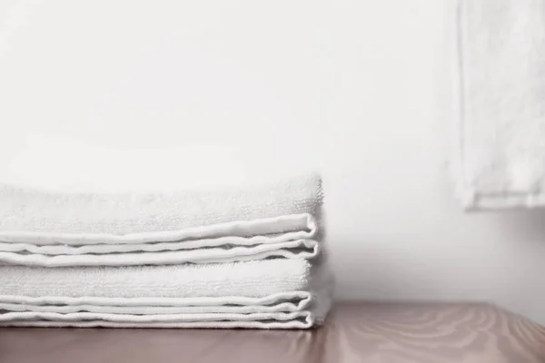 室内木桌上的白色毛巾 — 图库照片