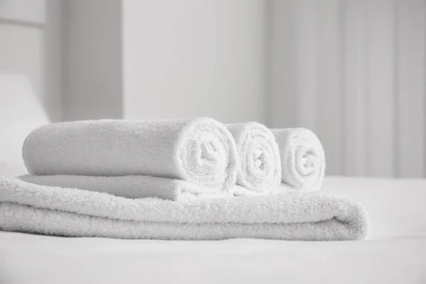 室内床上的白色软毛巾 — 图库照片