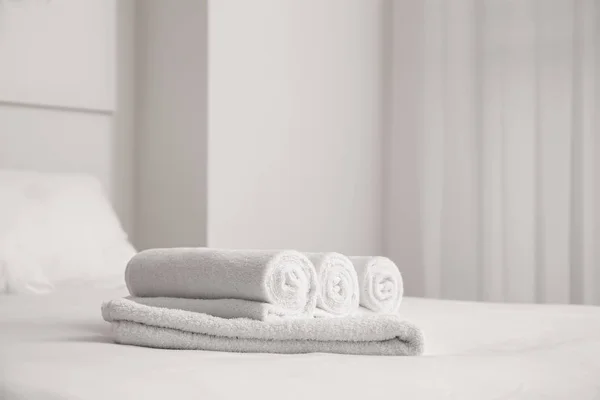 Белые Мягкие Полотенца Кровати Помещении — стоковое фото