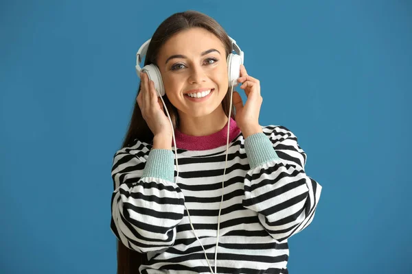 Hermosa Mujer Escuchando Música Sobre Fondo Color —  Fotos de Stock