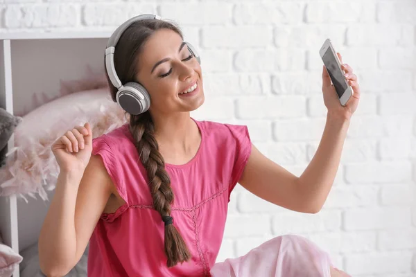 Mulher Bonita Ouvindo Música Casa — Fotografia de Stock