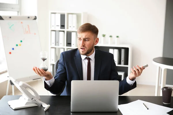 Gestresste Ondernemer Met Zandloper Kantoor — Stockfoto