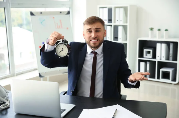 Hombre Negocios Estresado Con Despertador Oficina — Foto de Stock