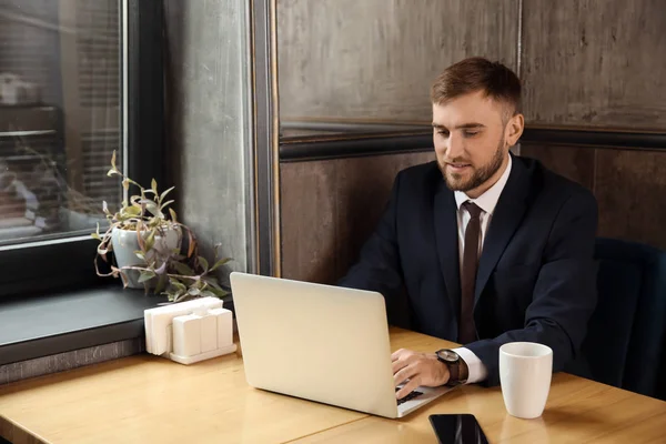 Gutaussehender Geschäftsmann Arbeitet Café Laptop — Stockfoto