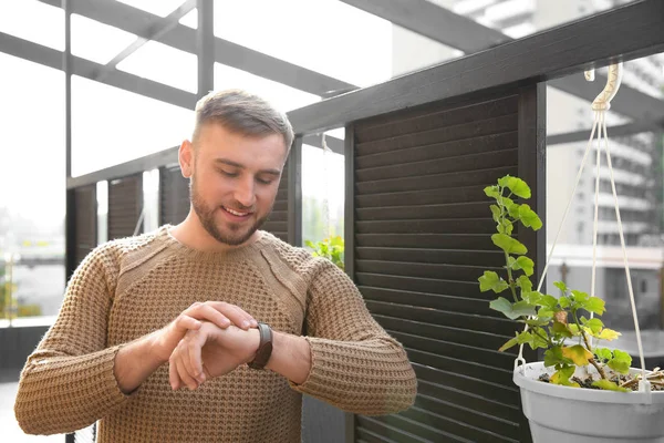 Joven Mirando Reloj Aire Libre — Foto de Stock