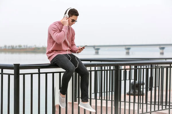 Young Man Listening Music River — Stock Photo, Image